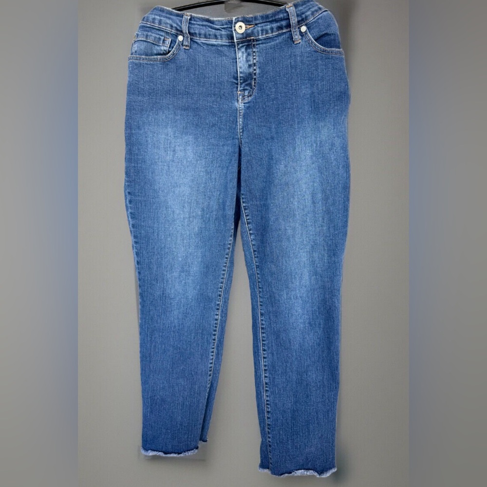 Torrid Mid-Rise Fringed Hem Cropped Denim Blue Jeans 5-Pocket Cotton/Spandex 18